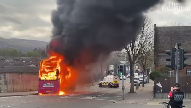 Autobus in fiamme